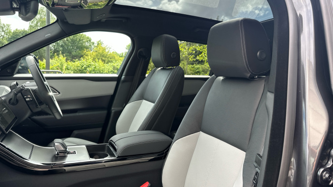 Land Rover Range Rover Velar 3.0 D300 MHEV Belgravia Edition Satin 5dr Auto Diesel Estate - Image 21